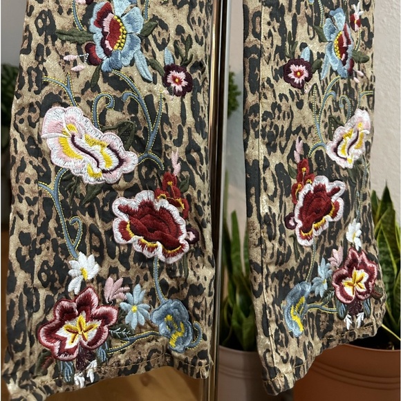 L&B Lucky & Blessed midrise bootcut embroidered flower 🌺jeans size 4 - Picture 3 of 9
